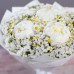 Букет из 5 белых пионов и ромашки