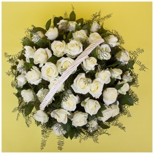 Корзина из белых роз