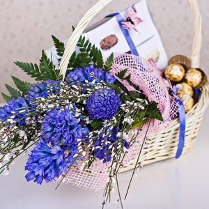 Сладкая корзина с гиацинтами
