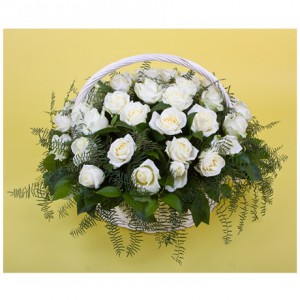 Корзина из белых роз