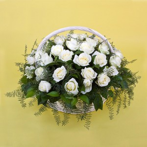 Корзина из белых роз
