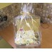 Коробка цветов с розами и макарунами